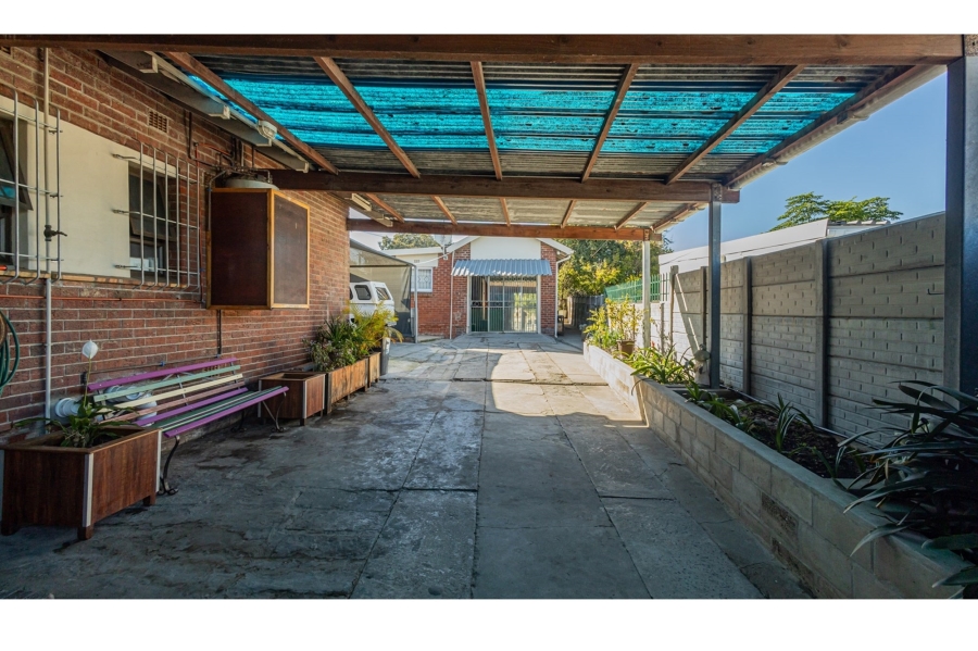 5 Bedroom Property for Sale in Avondale Western Cape